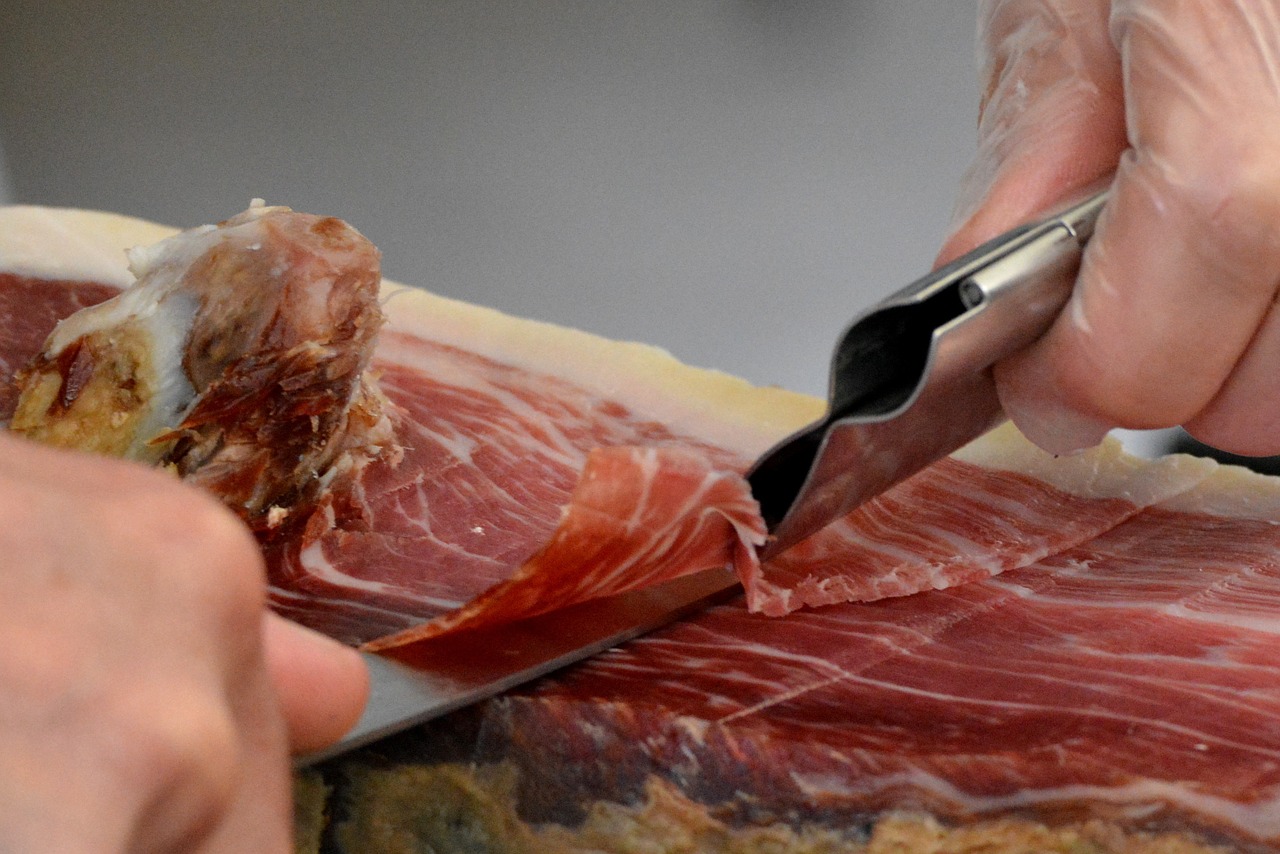 Poznaj kaloryczność mięs i wędlin dzięki specjalnym tabelom