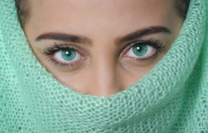 Czym kierować się wybierając bazę pod kolorowe kosmetyki? Naturalna baza matująca pod makijaż