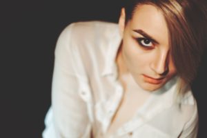 Podkreślenie oczu. Brązowa kredka do oczu