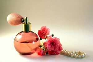 Co lepsze perfum czy woda toaletowa? Zapach na jak długo chcesz. Czym się różni woda toaletowa od perfum?