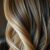 Balejaż na ciemnym blondzie – stylizacja, pielęgnacja i trendy